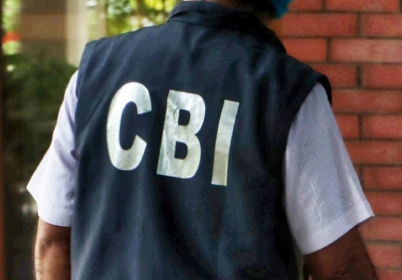 सीबीआयने सीजीएसटी अधीक्षक आणि निरीक्षकाला रिश्वतखोरीच्या आरोपात अटक केली