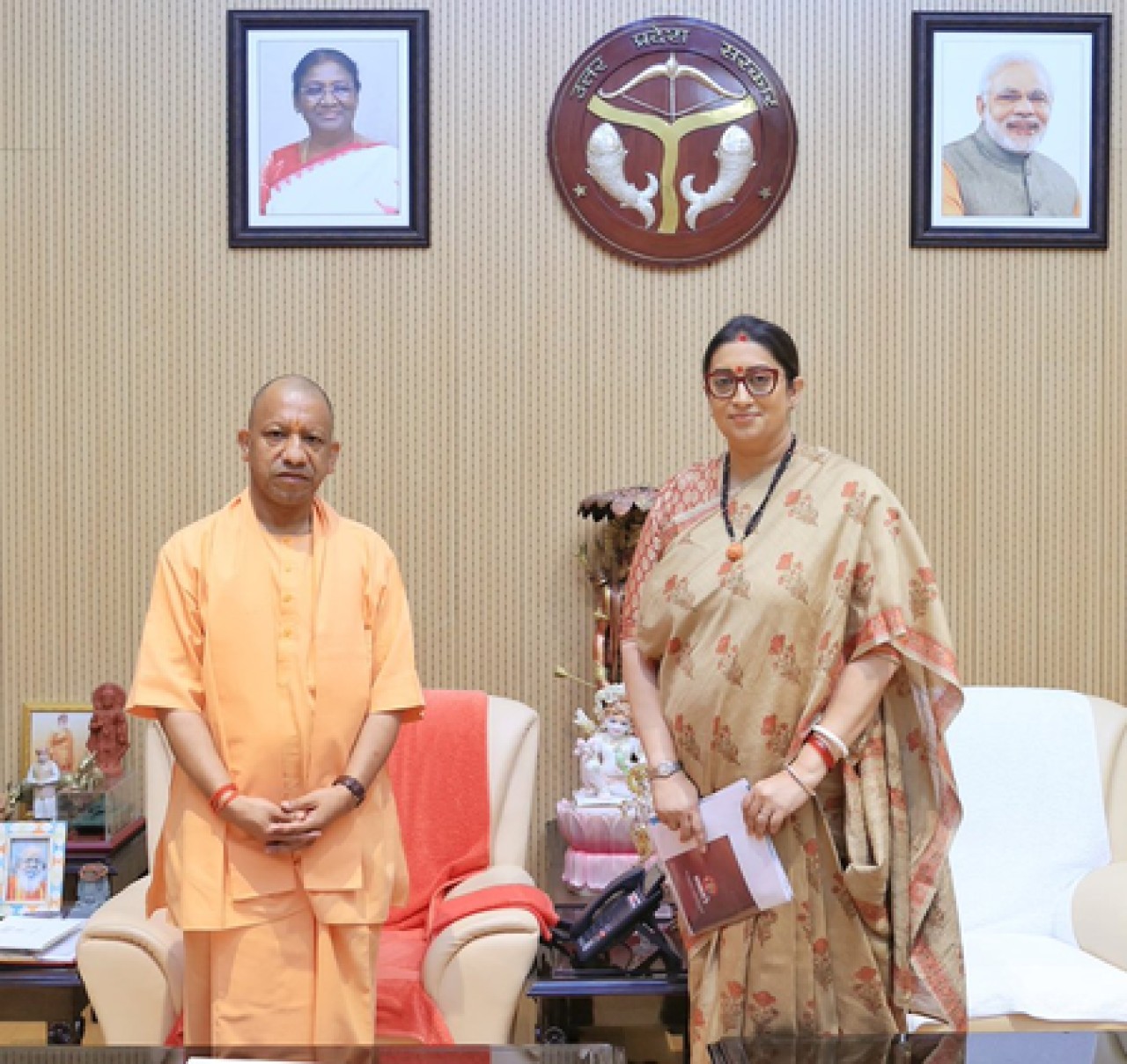 स्मृति ईरानी आणि सीएम योगी यांच्यात महिला सशक्तिकरणावर चर्चा