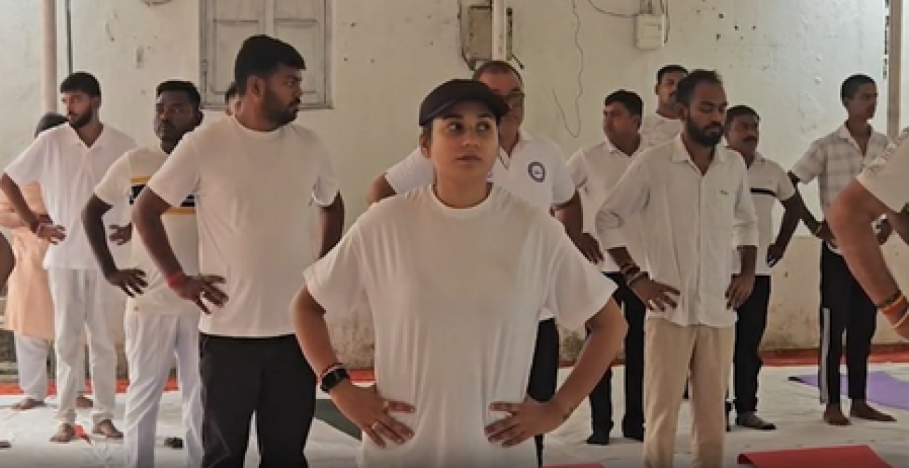 अंतरराष्ट्रीय योग दिवस: मुंबई ते पटना पर्यंत योगाचा उत्सव, नेत्यांनी दिला आरोग्याचा संदेश अंतरराष्ट्रीय योग दिवस: मुंबई ते पटना पर्यंत योगाचा उत्सव, नेत्यांनी दिला आरोग्याचा संदेश