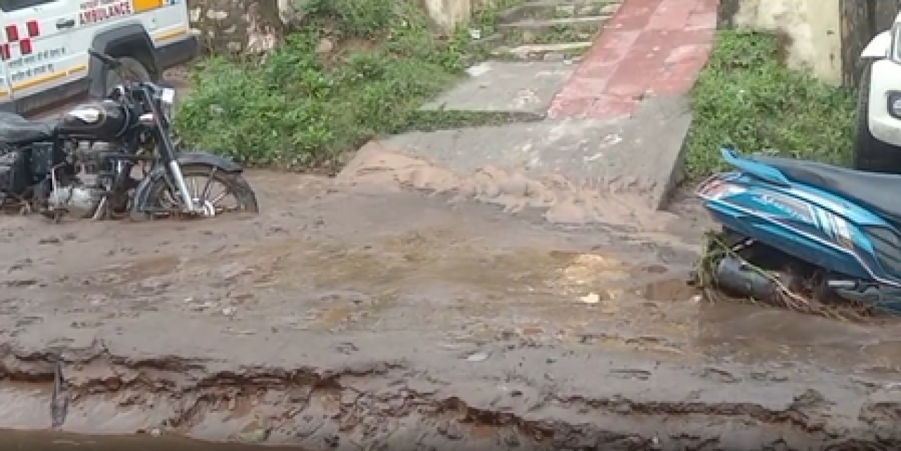 उत्तराखंड: चमोलीमध्ये अतिवृष्टि, सडके आणि दुकाने मलब्याने भरली