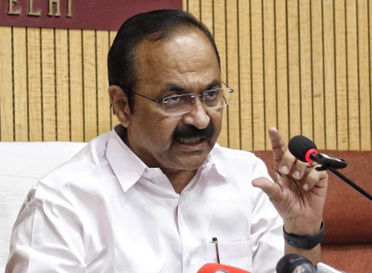 केरल विधानसभा में श्वेत पत्रावर हंगामा, सतीशन आणि पिनाराई विजयन यांच्यात तीव्र चर्चा