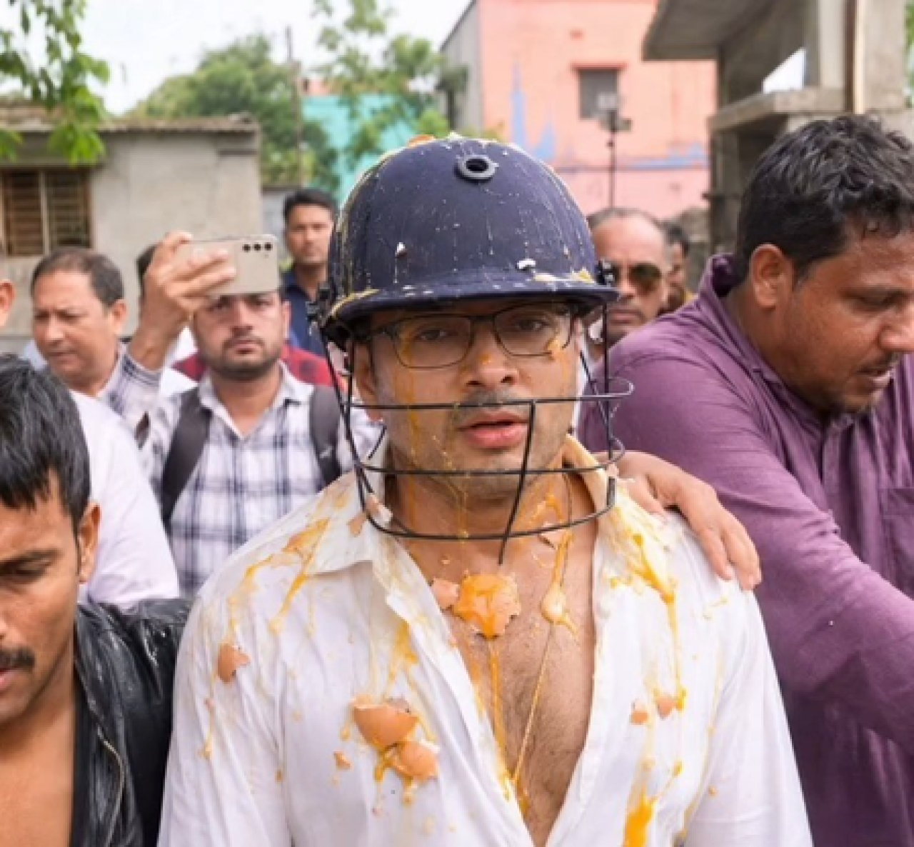 कोलकाता उच्च न्यायालयाने अंडा फेकण्याच्या घटनांवर पोलिसांकडून अहवाल मागितला