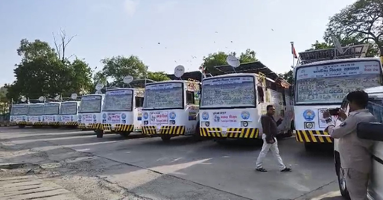 गुजरातमध्ये स्कूल प्रवेश महोत्सवाची सुरुवात, स्कूल ऑन व्हील्स बसांचे लोकार्पण