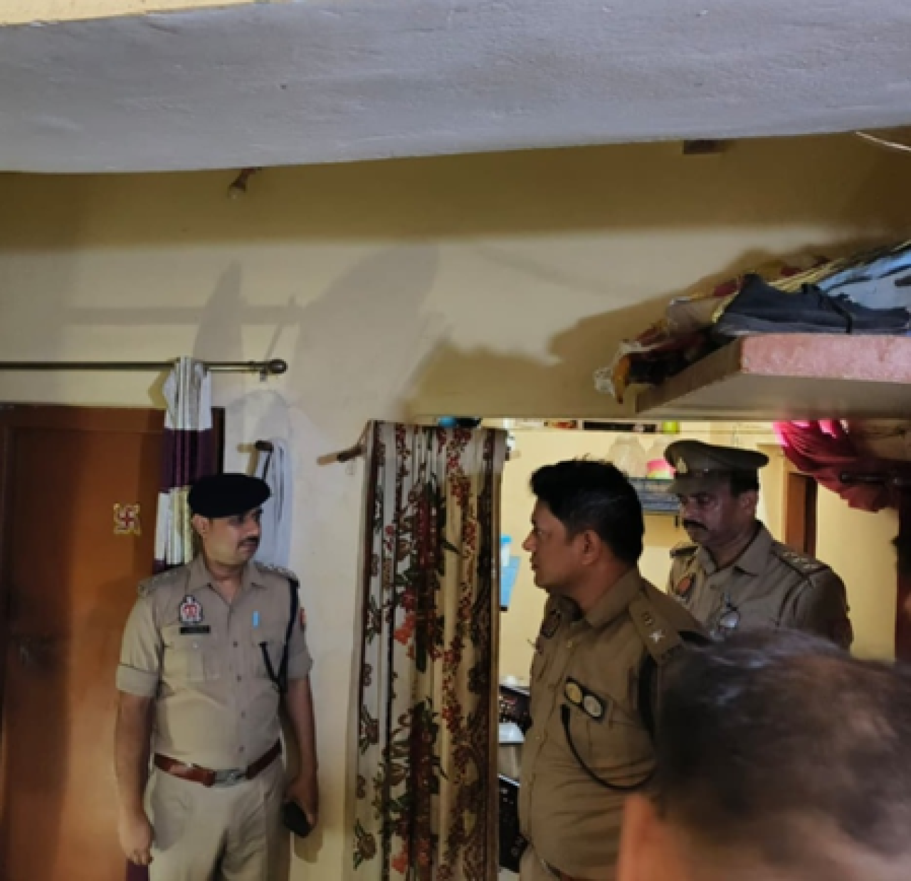 गोरखपूरमध्ये छोटे भावाने मोठ्या भावासह भाभी आणि भतीज्याची हत्या केली