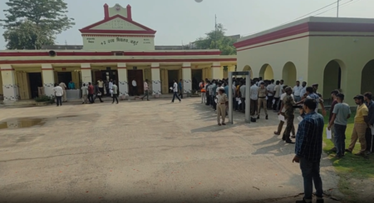 जमुई: निषेध सिपाही भर्ती परीक्षा आज, 19,104 अभ्यर्थी दोन पाल्यांमध्ये देणार परीक्षा जमुई: निषेध सिपाही भर्ती परीक्षा आज, 19,104 अभ्यर्थी दोन पाल्यांमध्ये देणार परीक्षा