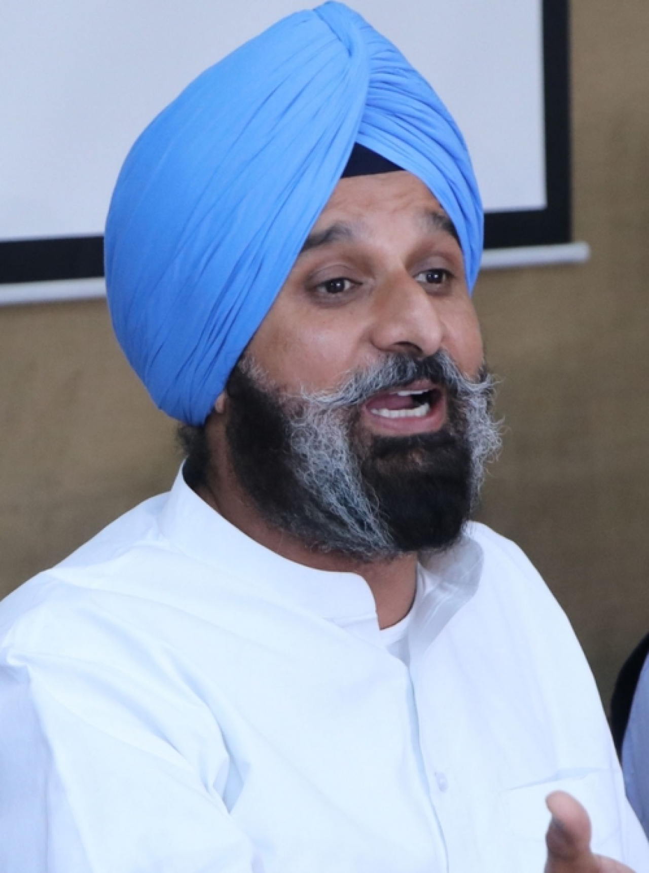 पंजाब पोलिसांनी मजीठिया यांच्या ठिकाणी छापे टाकले, गिरफ्तारीची भीती कायम