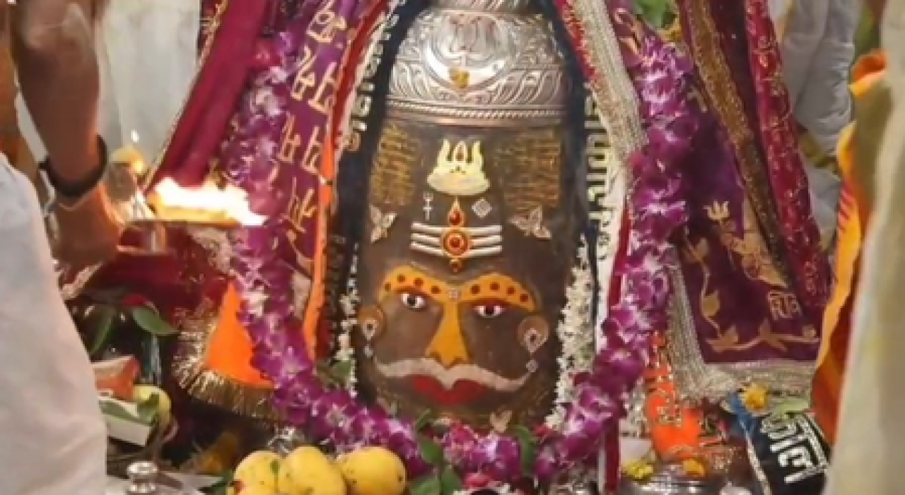 बाबा महाकाल की भस्म आरती: श्रद्धालुओं की उमड़ी भीड़ बाबा महाकाल की भस्म आरती: श्रद्धालुओं की उमड़ी भीड़