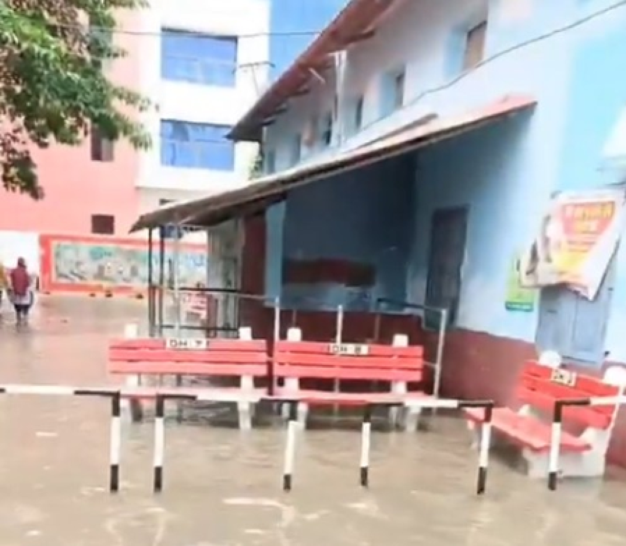 बिहारच्या सासाराम सदर रुग्णालयात पाण्याचा साठा, प्रशासनावर टीका