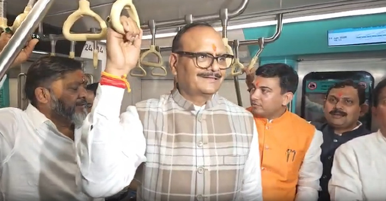 ब्रजेश पाठक यांचा मुंबई मेट्रोमध्ये सफर, सार्वजनिक परिवहनाचे महत्त्व अधोरेखित
