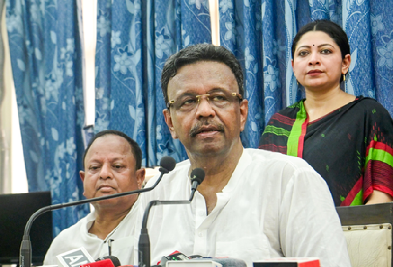 ममता बनर्जीला मोठा धक्का, फिरहाद हकीमने कोलकाताच्या महापौर पदाचा राजीनामा दिला