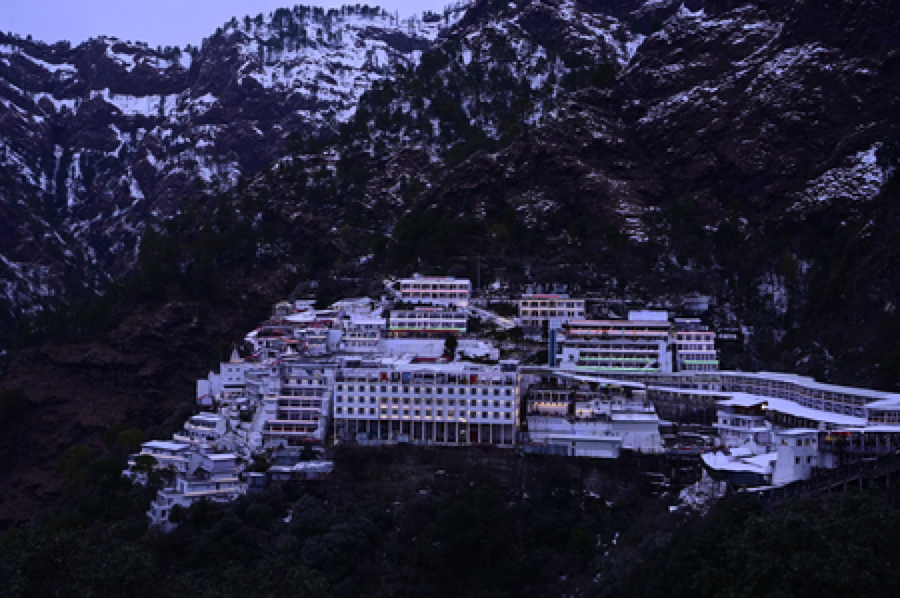 अमरनाथच्या नंतर आता वैष्णो देवी यात्रा स्थगित, खराब हवामानामुळे अडथळा अमरनाथच्या नंतर आता वैष्णो देवी यात्रा स्थगित, खराब हवामानामुळे अडथळा