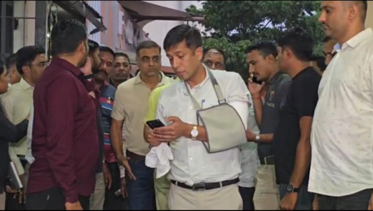 अहमदाबादमध्ये हिस्ट्रीशीटरने पोलिस अधिकाऱ्यावर चाकूने हल्ला केला, पोलिसांनी केले प्रत्युत्तर अहमदाबादमध्ये हिस्ट्रीशीटरने पोलिस अधिकाऱ्यावर चाकूने हल्ला केला, पोलिसांनी केले प्रत्युत्तर