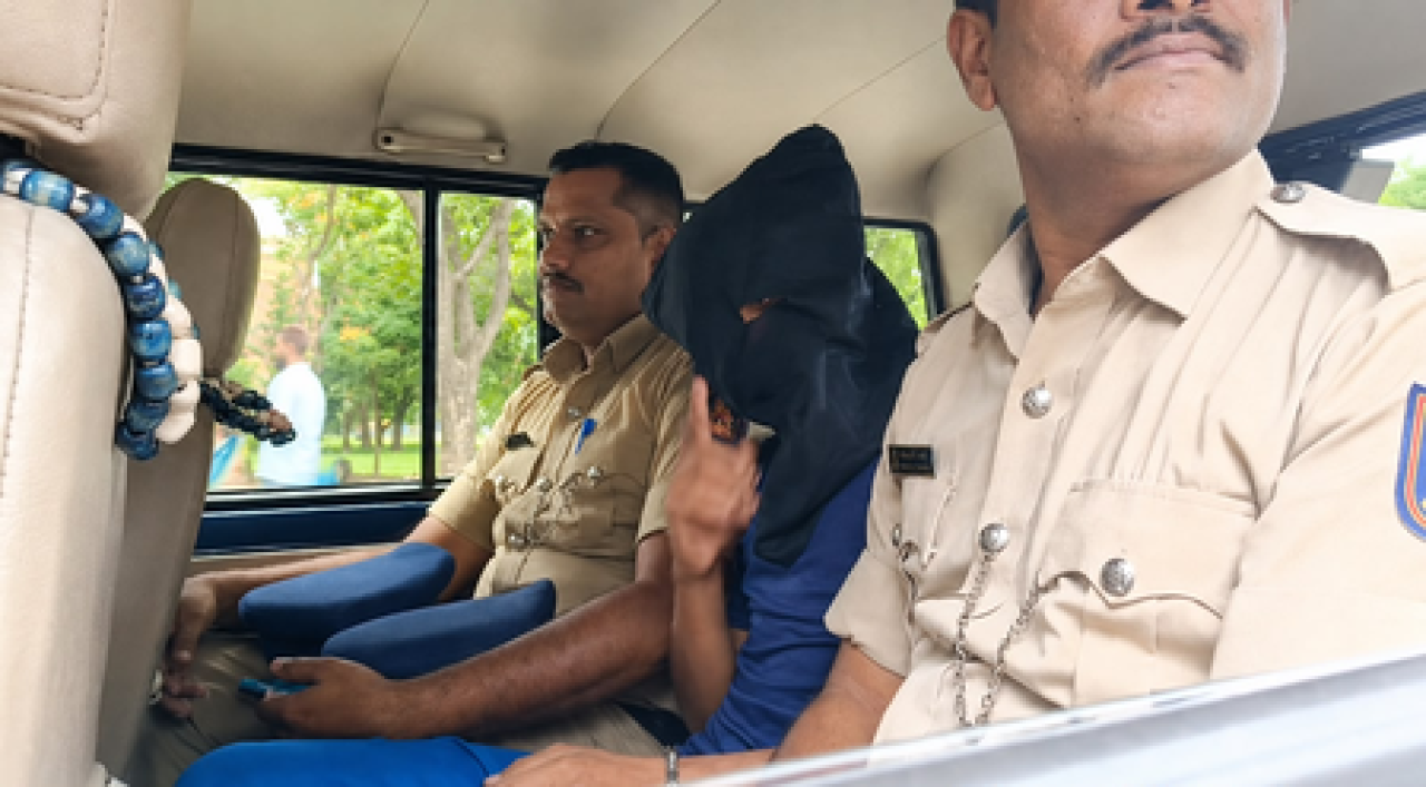 कर्नाटकमध्ये सुरक्षा यंत्रणांच्या ताब्यात असलेल्या आतंकवादी संदिग्धाने मीडियाकडे केले इशारे