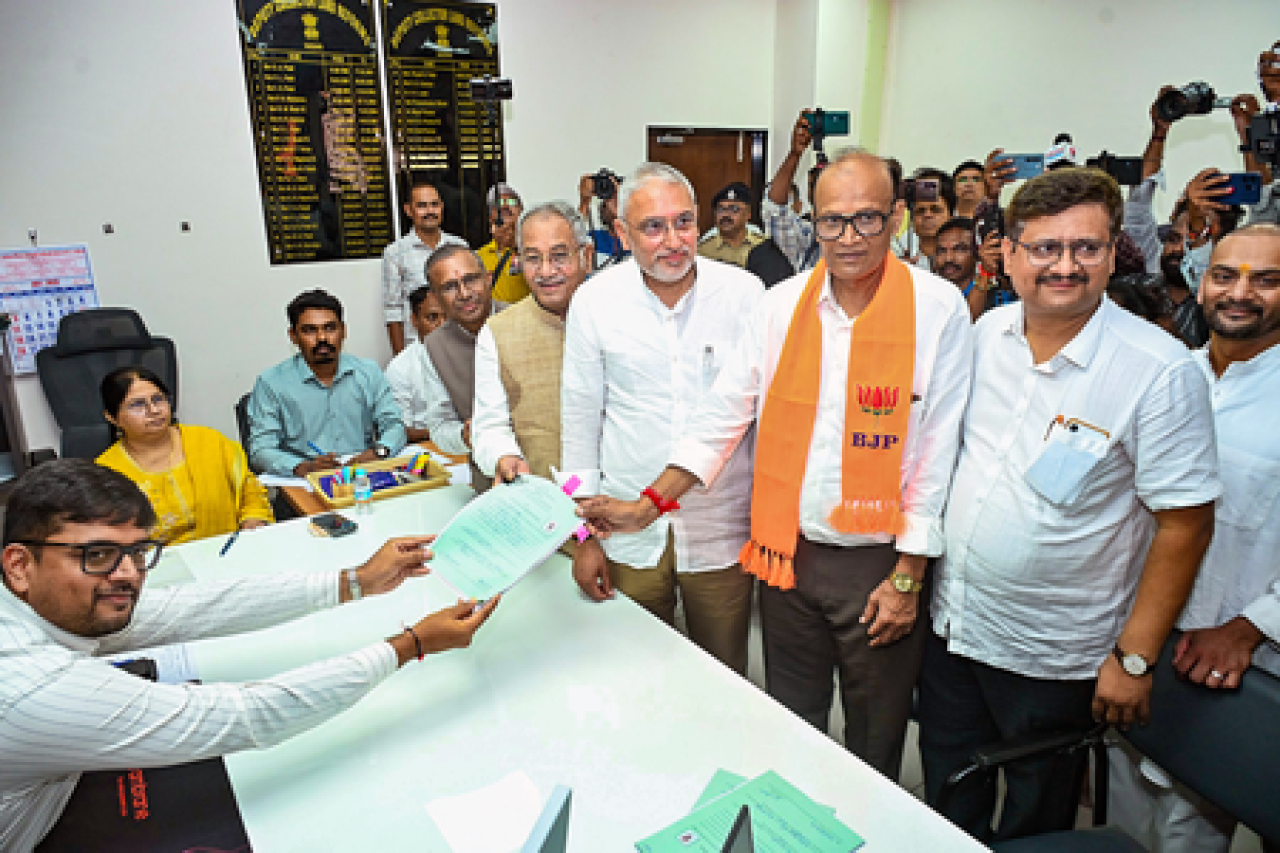 गुजरात: मांजलपुर उपचुनावासाठी भाजप उमेदवार सतीश पटेलने नामांकन दाखल केले