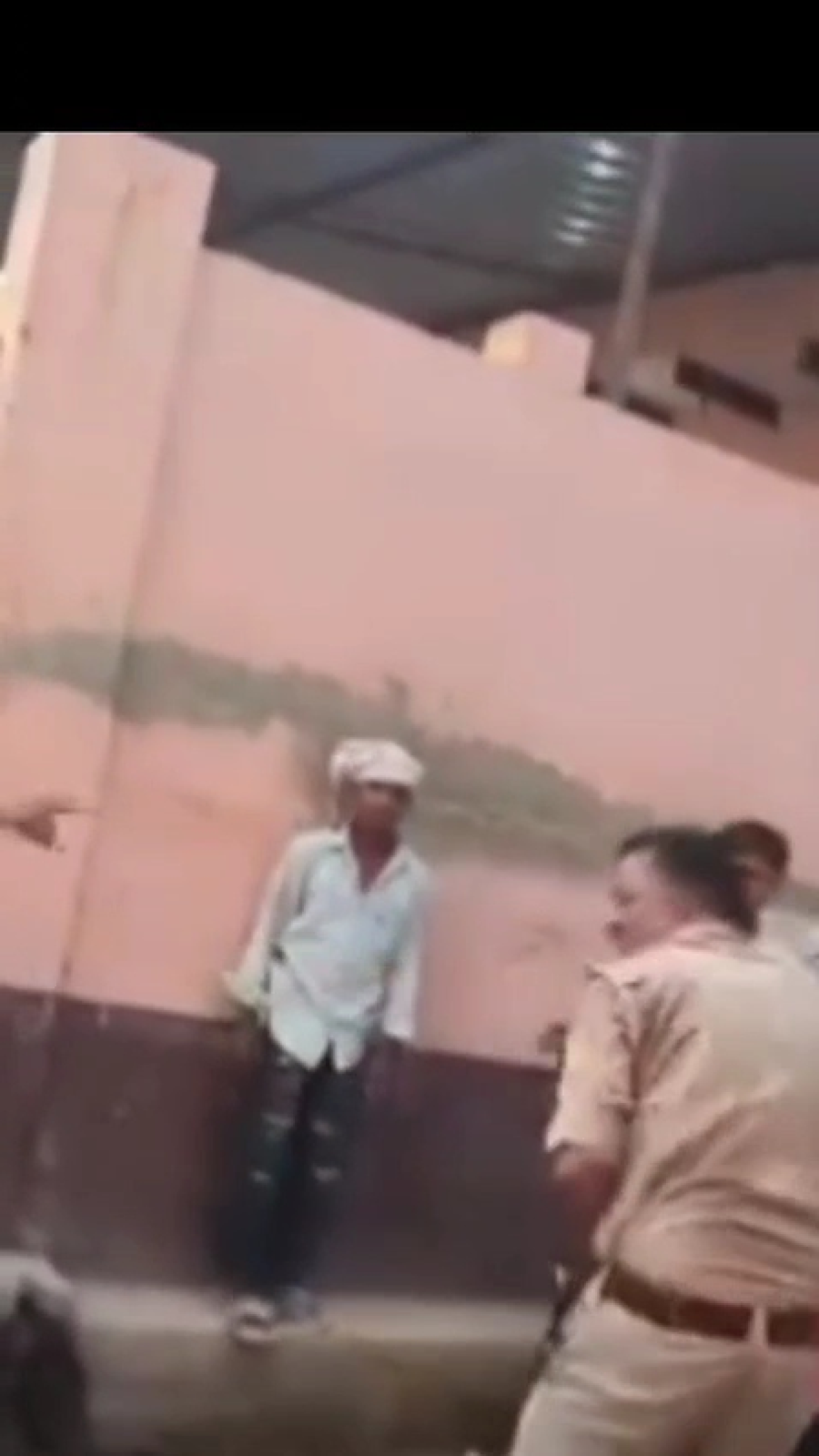 जेवर एयरपोर्टजवळ नशेत असलेल्या युवकाचा हंगामा, दारोग्यावर हल्ला; आरोपीला अटक जेवर एयरपोर्टजवळ नशेत असलेल्या युवकाचा हंगामा, दारोग्यावर हल्ला; आरोपीला अटक