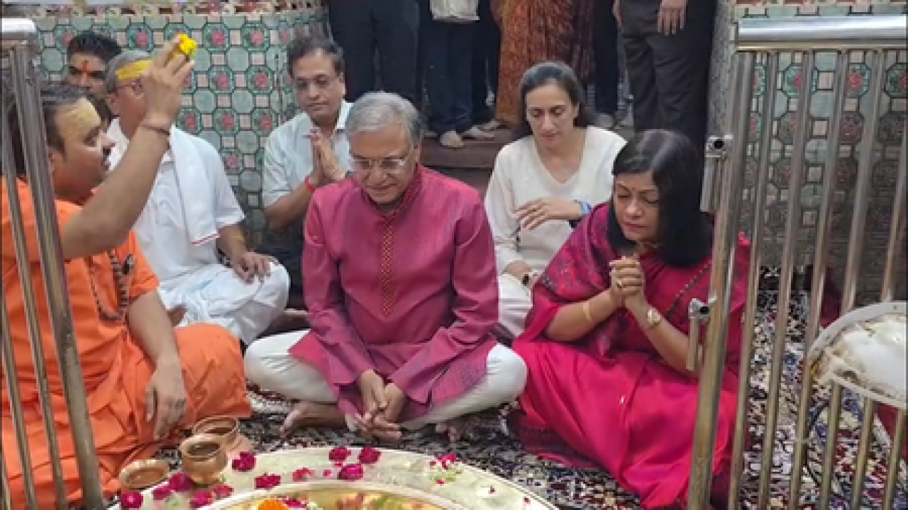 ज्ञानेश कुमार आणि पत्नीने ममलेश्वर ज्योतिर्लिंगाचे दर्शन घेतले, सशक्त लोकशाहीसाठी प्रार्थना केली