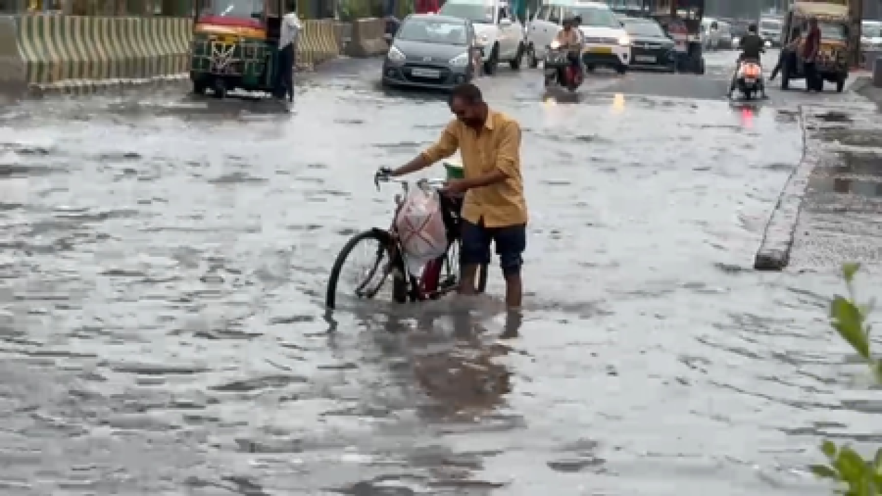 नोएडा-ग्रेटर नोएडा मध्ये पावसामुळे गंभीर परिस्थिती, लापरवाहीवर प्रश्नचिन्ह नोएडा-ग्रेटर नोएडा मध्ये पावसामुळे गंभीर परिस्थिती, लापरवाहीवर प्रश्नचिन्ह