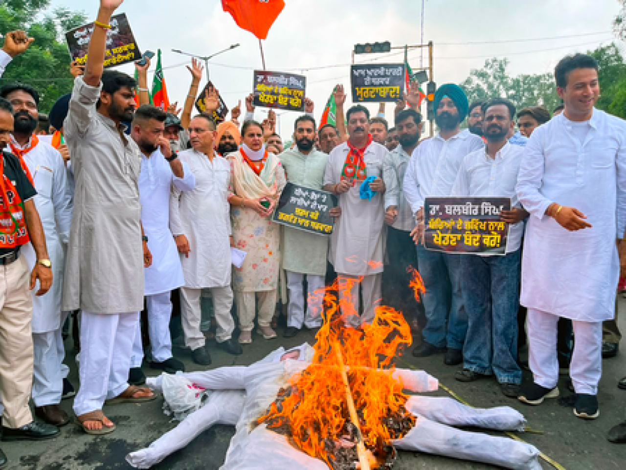 पंजाब भाजपाने सफाई कर्मचार्यांच्या न्यायासाठी राज्यपालांना ज्ञापन सादर केले पंजाब भाजपाने सफाई कर्मचार्यांच्या न्यायासाठी राज्यपालांना ज्ञापन सादर केले