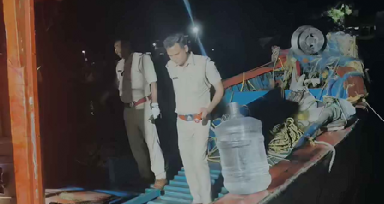 पश्चिम बंगाल: सुंदरबन तटाजवळ डूबी नावीत ९ मच्छिमार मृत, ६ अद्याप लापता पश्चिम बंगाल: सुंदरबन तटाजवळ डूबी नावीत ९ मच्छिमार मृत, ६ अद्याप लापता