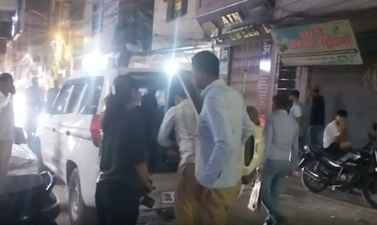 बदरपुरमध्ये १७ वर्षीय नाबालिगाची चाकूने हत्या, प्रेमसंबंधाच्या संशयावरून हल्ला बदरपुरमध्ये १७ वर्षीय नाबालिगाची चाकूने हत्या, प्रेमसंबंधाच्या संशयावरून हल्ला