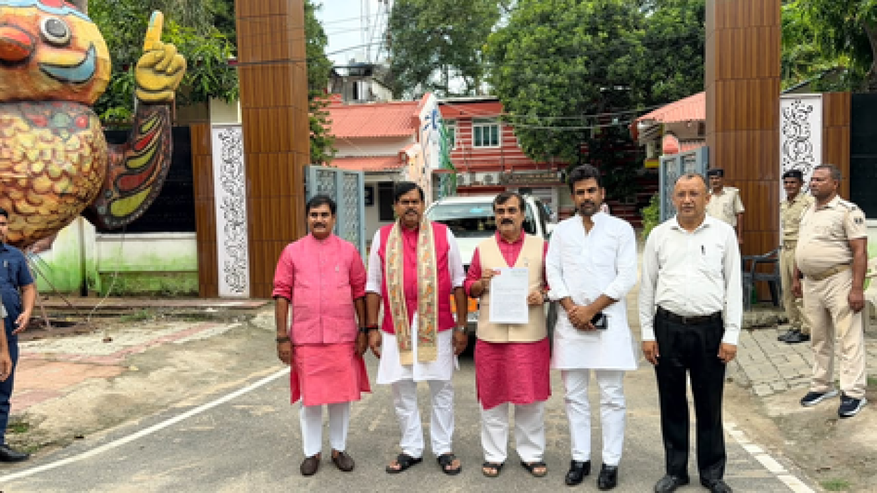 बांकीपुर उपचुनावात भाजपाची निवडणूक आयोगाकडे तक्रार, प्रशांत किशोरवर खर्च सीमा उल्लंघनाचा आरोप बांकीपुर उपचुनावात भाजपाची निवडणूक आयोगाकडे तक्रार, प्रशांत किशोरवर खर्च सीमा उल्लंघनाचा आरोप