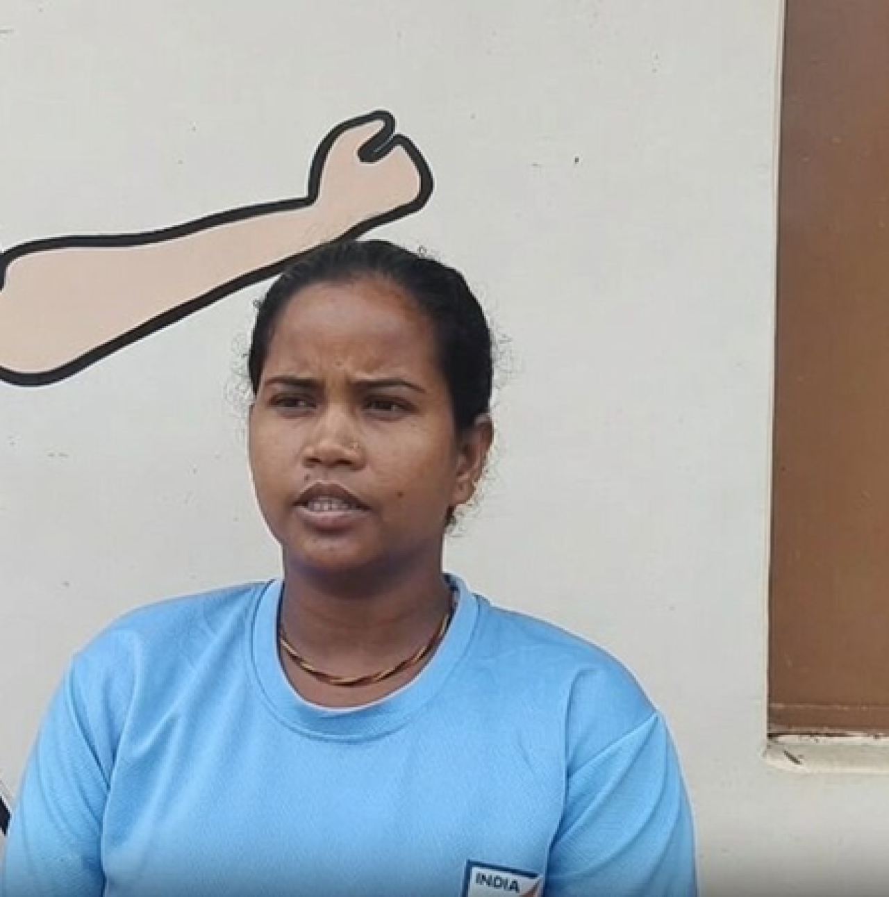 महिलांना फुटबॉलमध्ये प्रोत्साहन देणारे परम आशावर: रजनी सिंह यांचे कौतुक महिलांना फुटबॉलमध्ये प्रोत्साहन देणारे परम आशावर: रजनी सिंह यांचे कौतुक