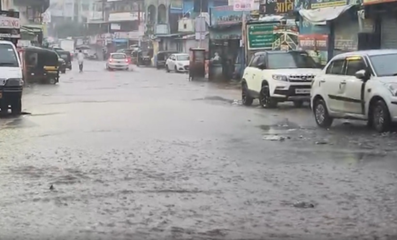 मुंबईतील मूसलधार पावसाचा कहर, शाळा-कॉलेज बंद, उड्डाणे आणि स्थानिक सेवा प्रभावित मुंबईतील मूसलधार पावसाचा कहर, शाळा-कॉलेज बंद, उड्डाणे आणि स्थानिक सेवा प्रभावित