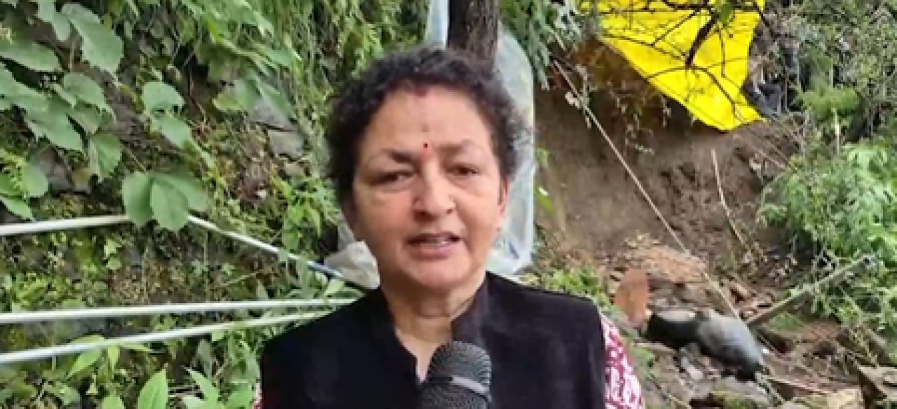 शिमला येथे भूस्खलन, स्थानिकांना अनेक घरांचा धोका शिमला येथे भूस्खलन, स्थानिकांना अनेक घरांचा धोका