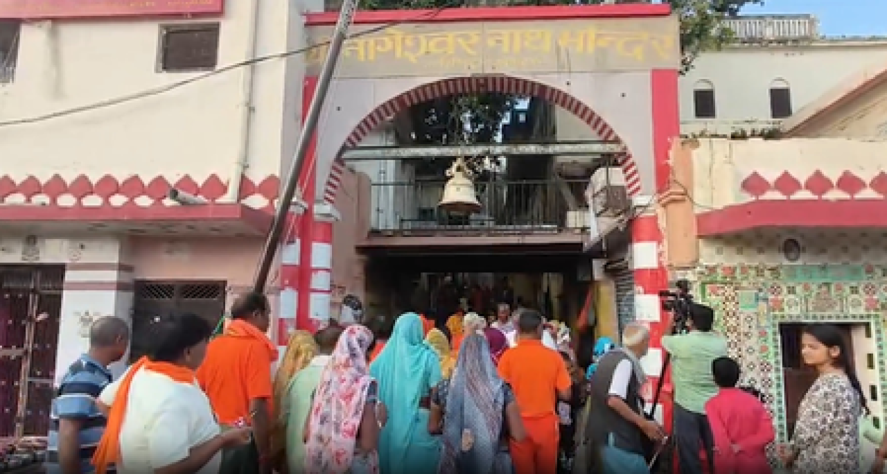 सावनच्या पहिल्या दिवशी शिवालयांमध्ये भक्तांची मोठी गर्दी, अयोध्या आणि काशी विश्वनाथमध्ये उत्साहाचा सैलाब