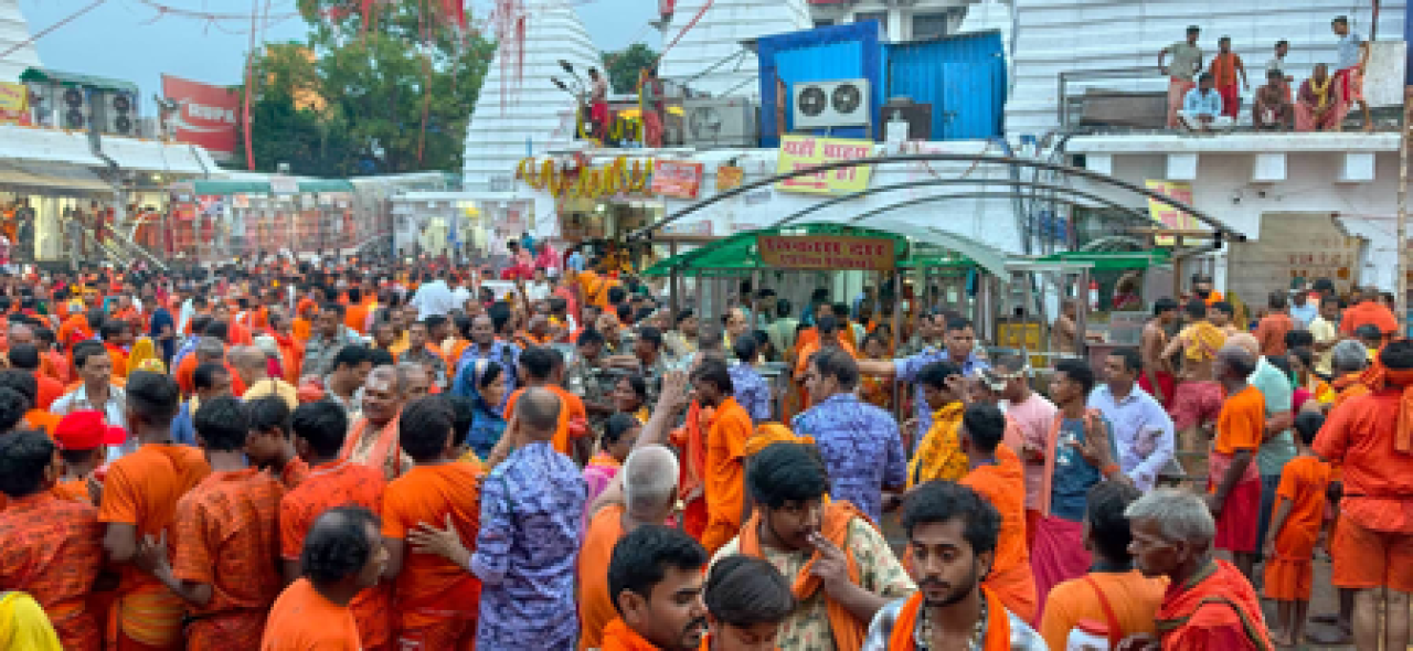 सावनच्या सुरुवातीस झारखंडच्या बैद्यनाथ धाममध्ये आस्थेचा सैलाब सावनच्या सुरुवातीस झारखंडच्या बैद्यनाथ धाममध्ये आस्थेचा सैलाब