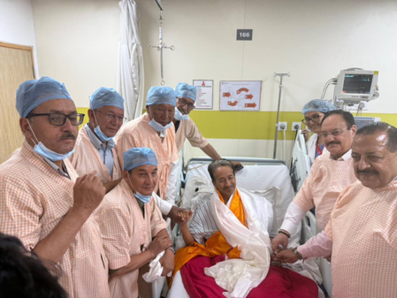सोनम वांगचुकने अनशन तोडला, जेपी नड्डा आणि जितेंद्र सिंह यांच्याशी चर्चा केल्यानंतर घेतला निर्णय सोनम वांगचुकने अनशन तोडला, जेपी नड्डा आणि जितेंद्र सिंह यांच्याशी चर्चा केल्यानंतर घेतला निर्णय