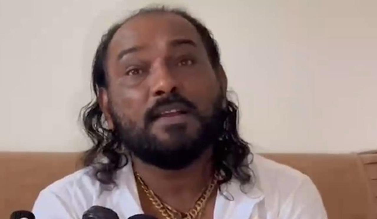 हकाभा गढ़वीचा सड़क अपघात: हिंगलाज माता मंदिरातून परत येताना बचावला जीव हकाभा गढ़वीचा सड़क अपघात: हिंगलाज माता मंदिरातून परत येताना बचावला जीव