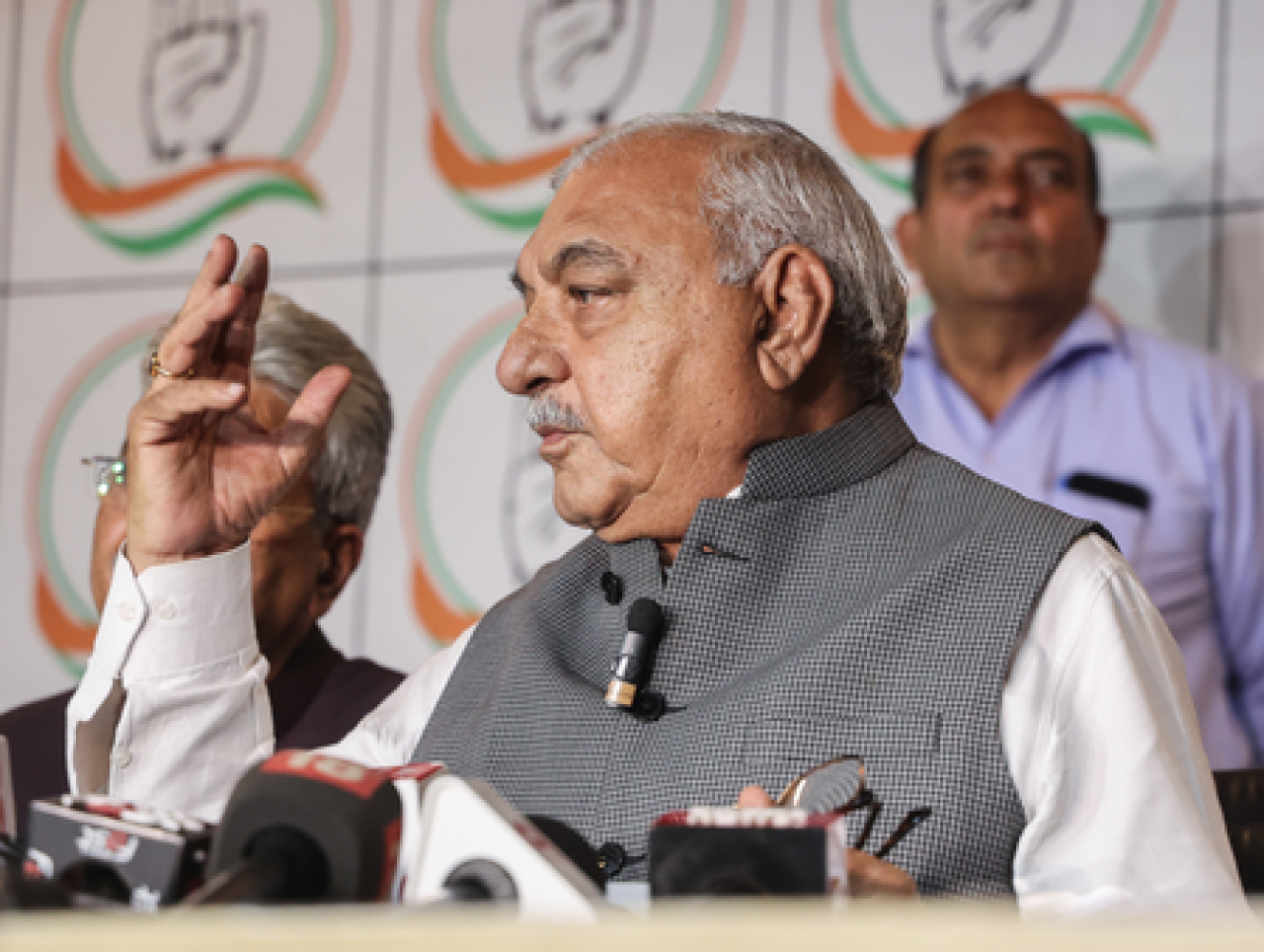 हरियाणा पेपर लीक प्रकरणावर भूपेंद्र हुड्डाचा तीव्र आरोप, शिक्षामंत्र्यांच्या राजीनाम्याची मागणी