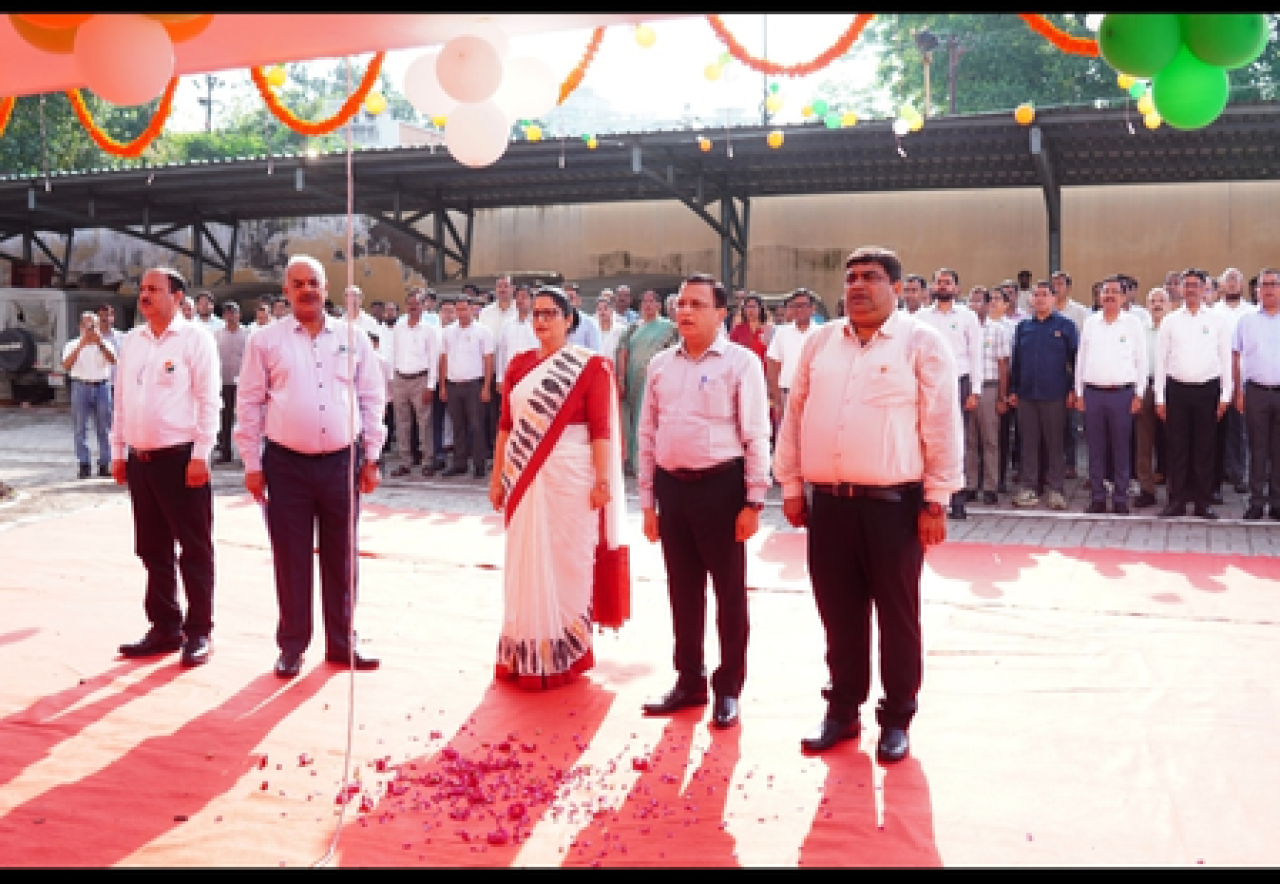 1.32 लाख शाळांमध्ये ‘भारत माता की जय’चा जयघोष 1.32 लाख शाळांमध्ये ‘भारत माता की जय’चा जयघोष