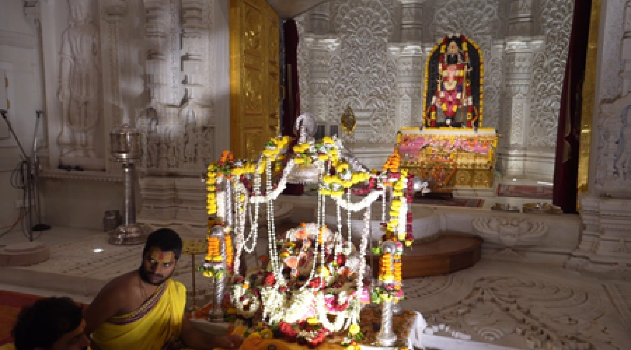 अयोध्या मंदिर ट्रस्टने सावन उत्सवात राम लला यांच्या झूल्यावरील छायाचित्रे प्रसिद्ध केली अयोध्या मंदिर ट्रस्टने सावन उत्सवात राम लला यांच्या झूल्यावरील छायाचित्रे प्रसिद्ध केली