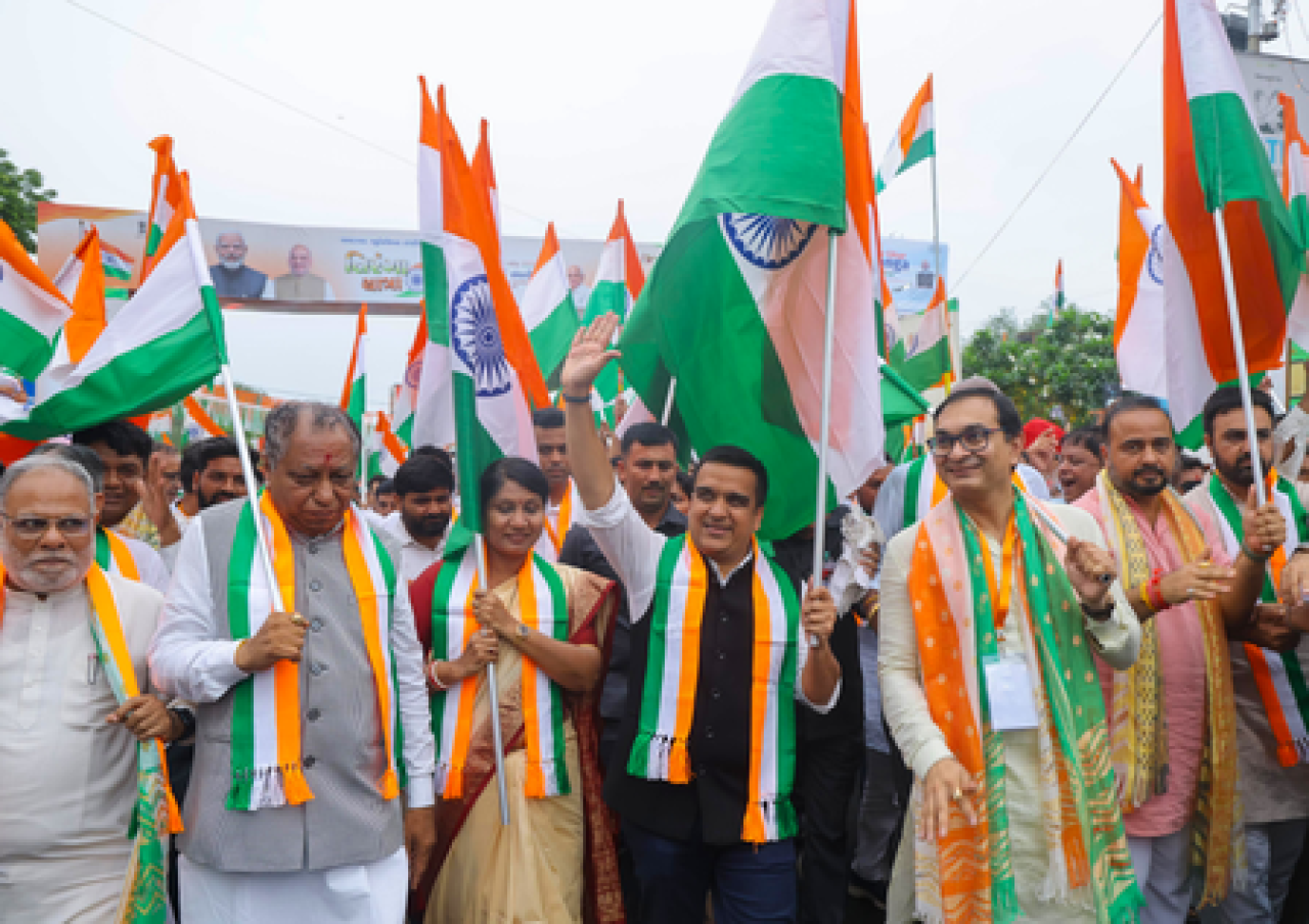 अहमदाबादमध्ये डिप्टी सीएम हर्ष संघवी यांच्या नेतृत्वात विशाल ‘तिरंगा यात्रा’ संपन्न अहमदाबादमध्ये डिप्टी सीएम हर्ष संघवी यांच्या नेतृत्वात विशाल ‘तिरंगा यात्रा’ संपन्न