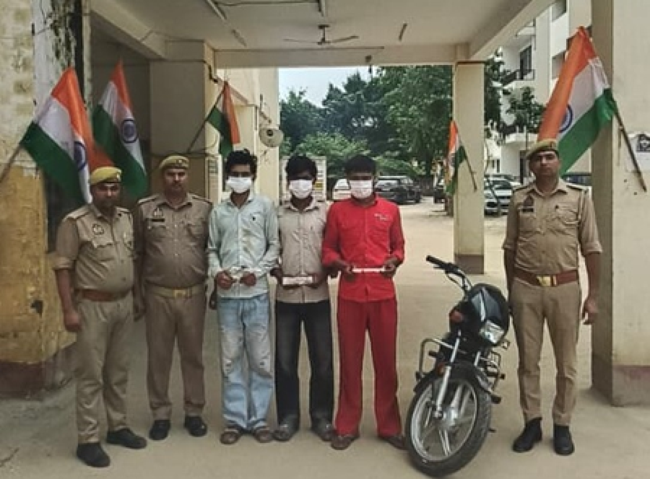 इकोटेक-3 पोलीसांची कारवाई, अवैध शस्त्रांसह तीन आरोपी अटक