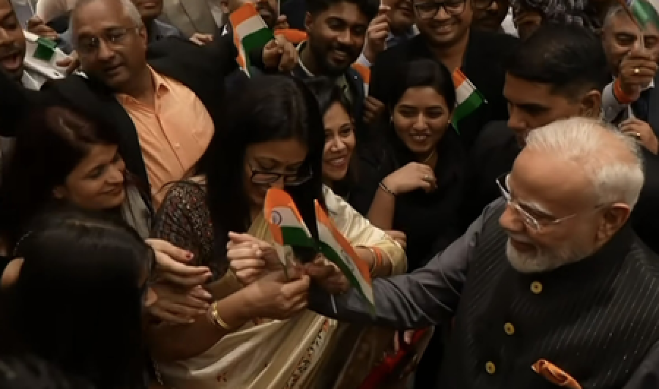 उज्बेकिस्तानमध्ये पीएम मोदींचा भारतीय समुदायाने भव्य स्वागत, महिलांनी बांधली राखी