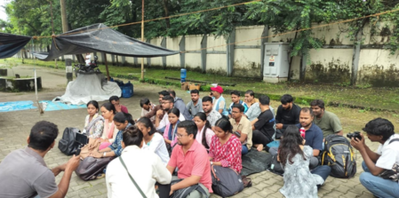 झारखंडमध्ये परीक्षांचे रद्दीकरण: धरनावर बसलेले कर्मी मंत्रालयातून हटवले गेले झारखंडमध्ये परीक्षांचे रद्दीकरण: धरनावर बसलेले कर्मी मंत्रालयातून हटवले गेले