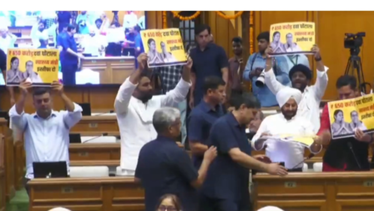 दिल्ली विधानसभा में दवा घोटालेवर हंगामा, ‘आप’ विधायकोंला मार्शलने बाहेर काढले