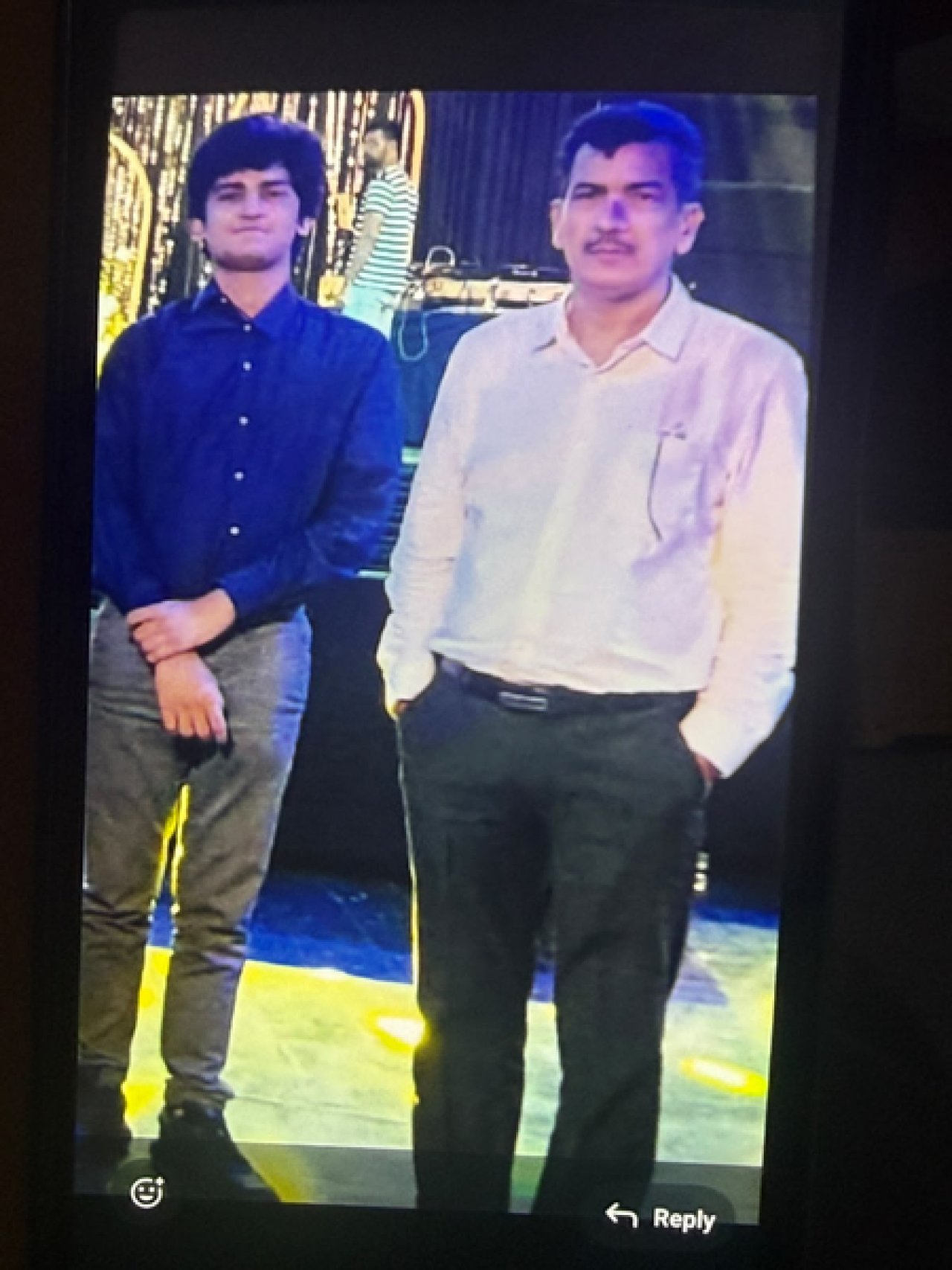 नोएडामध्ये वडिलांची हत्या करून मुलाने मेट्रोच्या समोर आत्महत्या केली