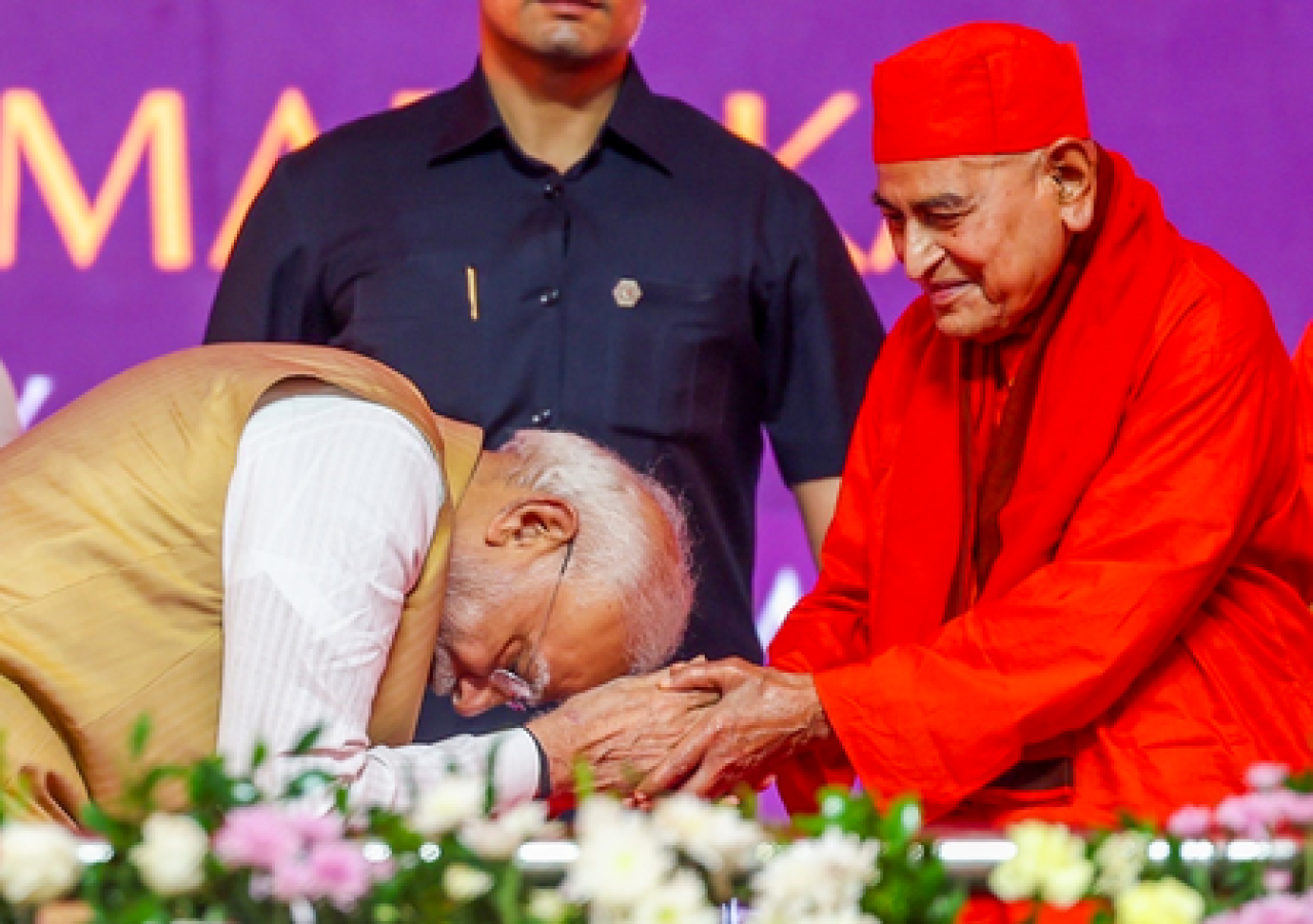 पीएम मोदीने वाल्मीकि रामायण आणि वेदांत भिक्षूंनींच्या कहाण्यांचे कन्नड अनुवाद जारी केले पीएम मोदीने वाल्मीकि रामायण आणि वेदांत भिक्षूंनींच्या कहाण्यांचे कन्नड अनुवाद जारी केले