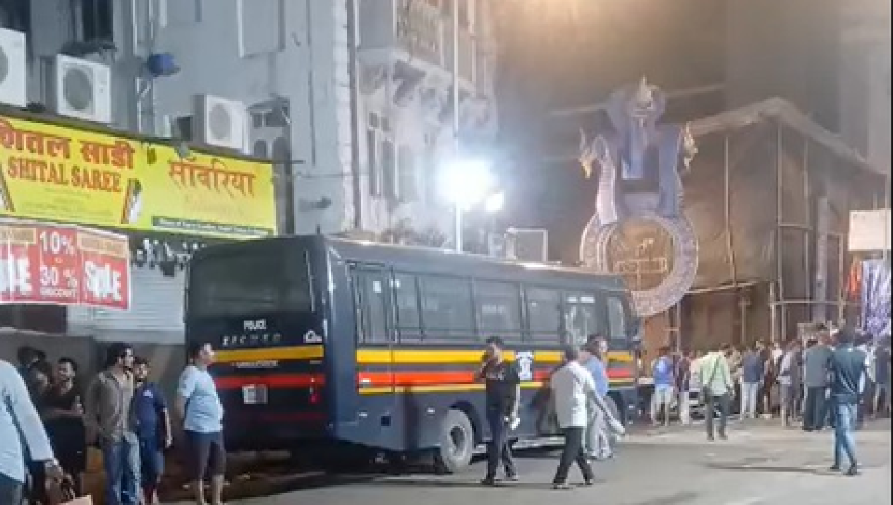 मुंबईत 22 फूट उंच भगवान गणेशाची मूळ गिरी, 2 जणांचा मृत्यू आणि 5 जण जखमी मुंबईत 22 फूट उंच भगवान गणेशाची मूळ गिरी, 2 जणांचा मृत्यू आणि 5 जण जखमी