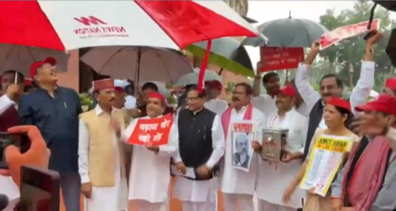 राम मंदिर चढ़ावा चोरी प्रकरणावर सपा का संसद परिसरात प्रदर्शन, निष्पक्ष चौकशीची मागणी राम मंदिर चढ़ावा चोरी प्रकरणावर सपा का संसद परिसरात प्रदर्शन, निष्पक्ष चौकशीची मागणी