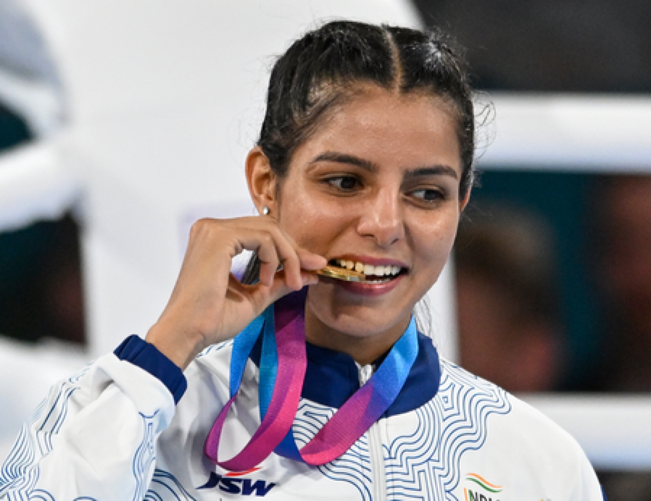 साक्षी चौधरीने गोल्ड मेडल जिंकल्यानंतर विराट कोहलीचा आभार मानला साक्षी चौधरीने गोल्ड मेडल जिंकल्यानंतर विराट कोहलीचा आभार मानला