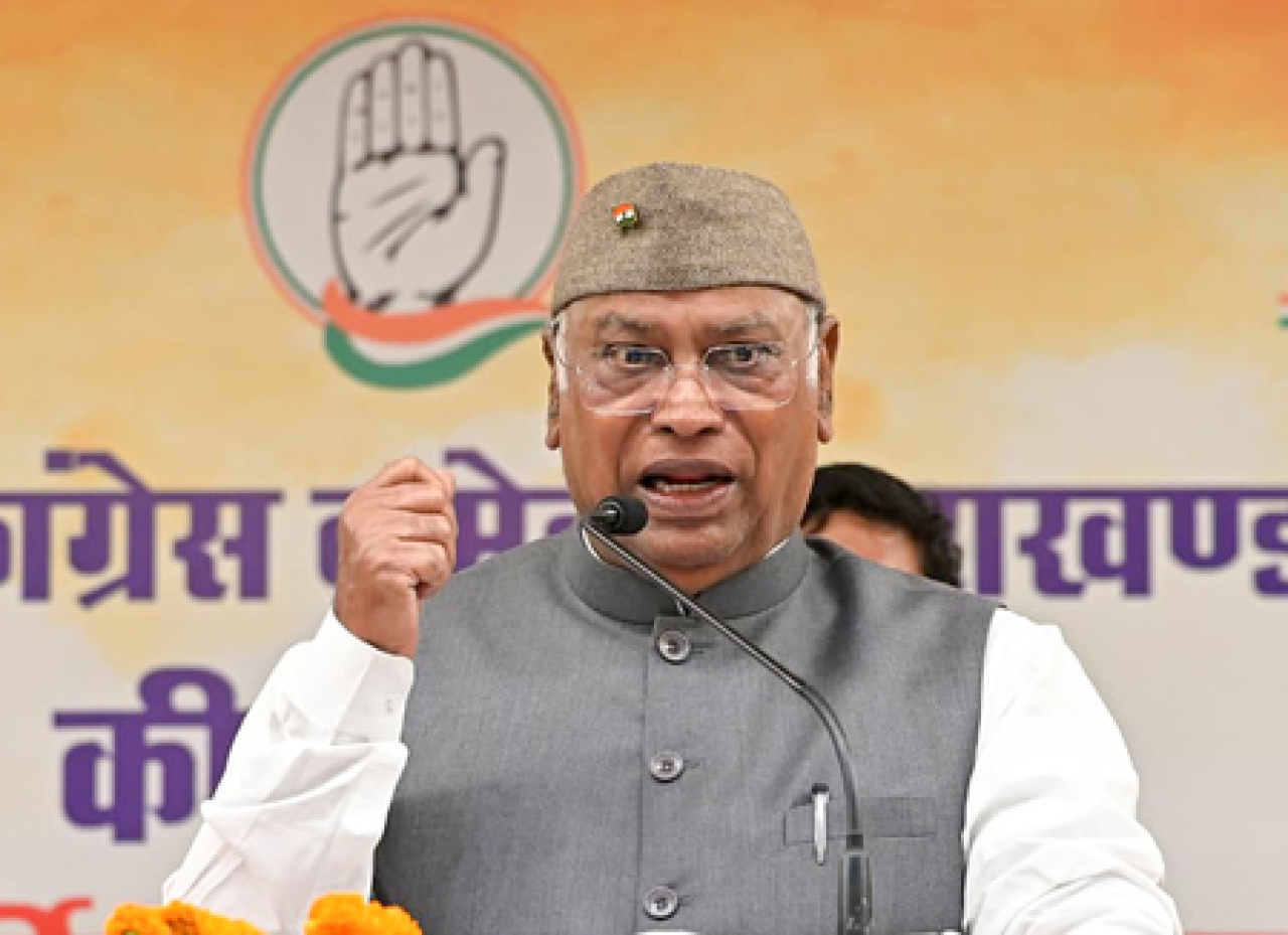 स्वतंत्रता दिवसाच्या निमित्ताने खड़गे, सोनिया आणि प्रियंका गांधींच्या शुभेच्छा स्वतंत्रता दिवसाच्या निमित्ताने खड़गे, सोनिया आणि प्रियंका गांधींच्या शुभेच्छा