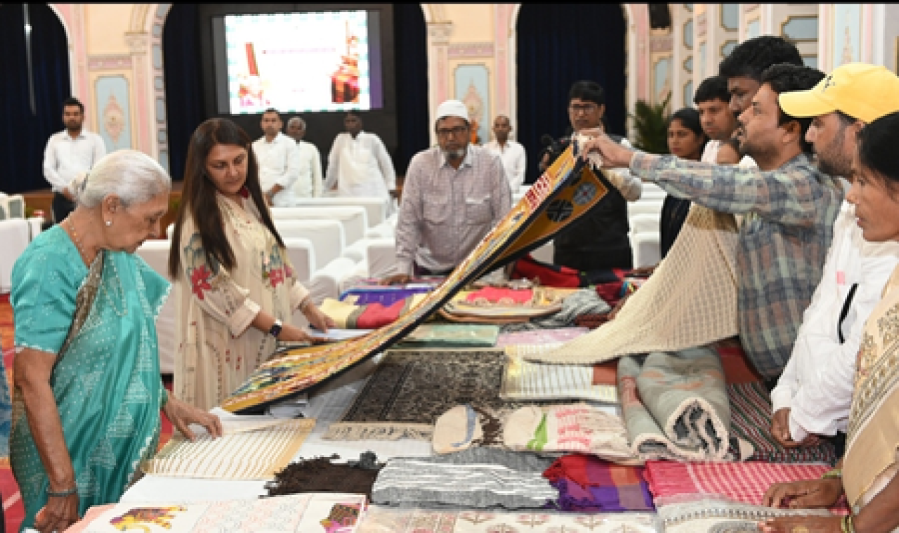 हस्तशिल्प विश्वविद्यालयाची स्थापना, बुनकरांना मिळणार नवी ओळख: राज्यपाल आनंदीबेन पटेल
