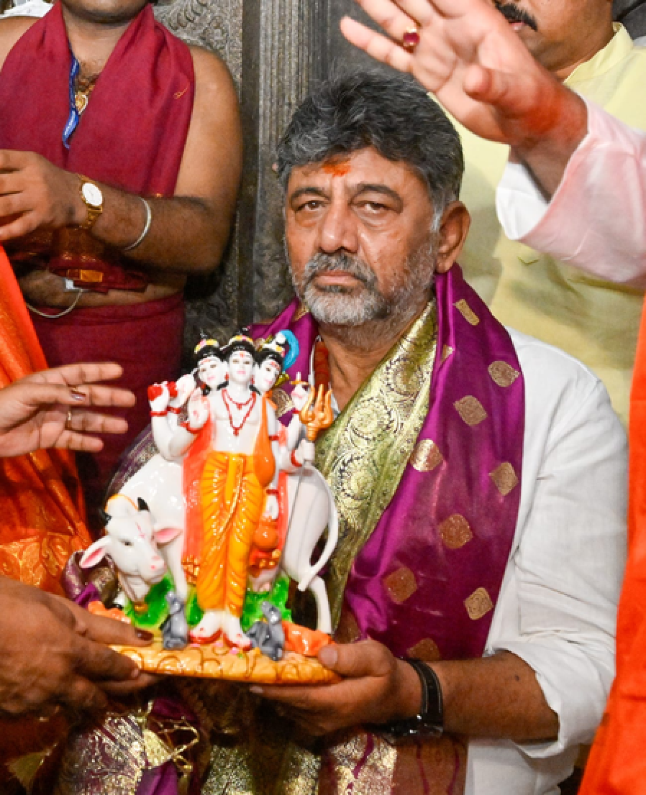 कर्नाटकमध्ये मुख्यमंत्री शिवकुमार यांची गाणगापुर दत्तात्रेय मंदिरात विशेष पूजा कर्नाटकमध्ये मुख्यमंत्री शिवकुमार यांची गाणगापुर दत्तात्रेय मंदिरात विशेष पूजा
