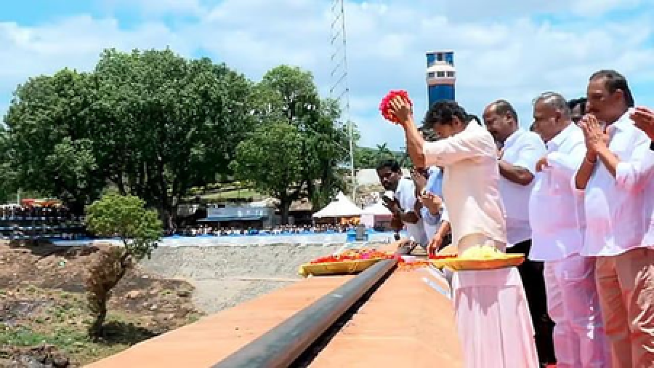 कावेरी जल विवादात तमिलनाडुचे मुख्यमंत्री विजय यांनी मेट्टूर धरण उघडले कावेरी जल विवादात तमिलनाडुचे मुख्यमंत्री विजय यांनी मेट्टूर धरण उघडले