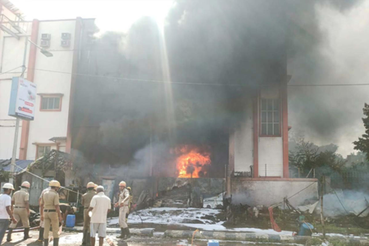 कोलकात्यात सीईएससी वितरण कार्यालयात भीषण आग, अग्निशामकांची तातडीने कारवाई
